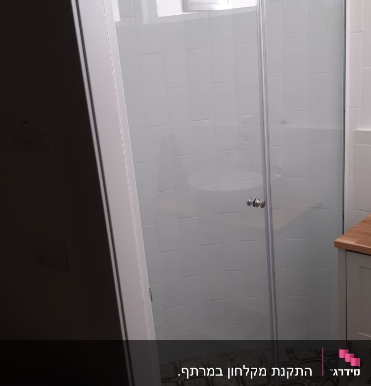 דלת זכוכית למקלחת עם ידית מתכת